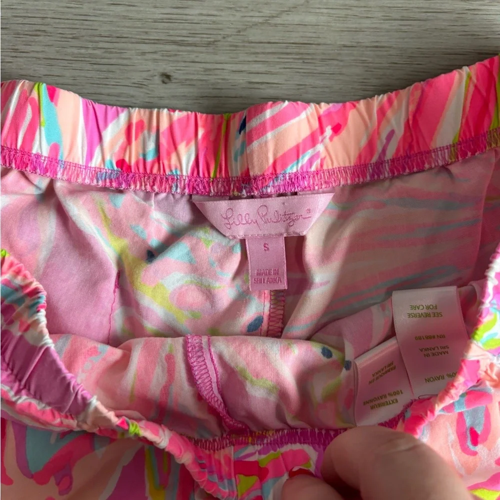 Lilly Pulitzer Kya Lounge / Beach shorts Size Small - Picture 2 of 3